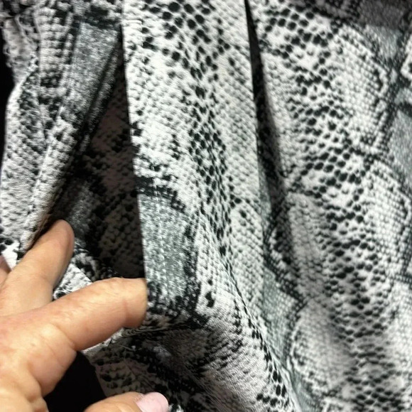 SOHO Apparel Wide leg, crop,snake skin print elastic waist w/tie, pockets,summer - Picture 3 of 11